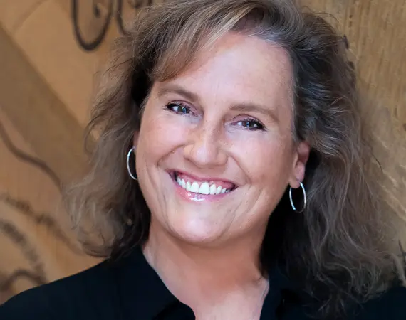 Leslee Dirnberger headshot